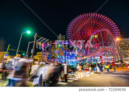 日本電暈損壞的橫濱的橫濱城市景觀。杯麵公園，Cosmo Clock 21等入口處的人群擁擠。 72269036
