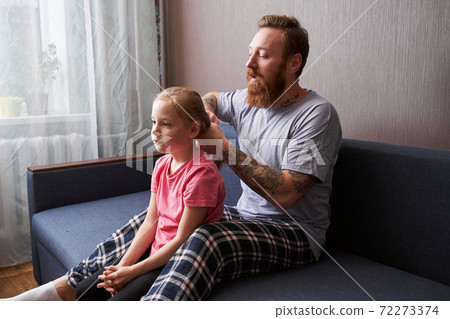 Dad is doing his daughter hairstyle 72273374