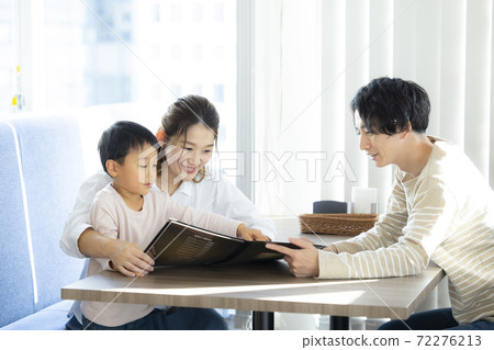 Restaurant family 72276213