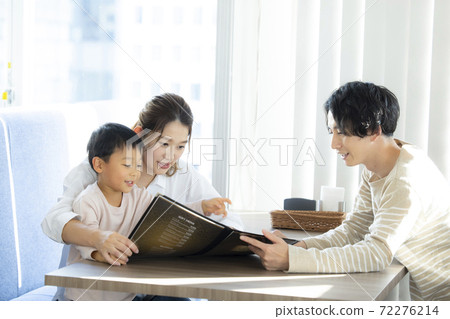 Restaurant family Restaurant family 72276214