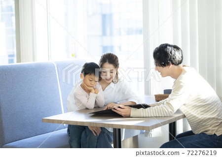 Restaurant family 72276219