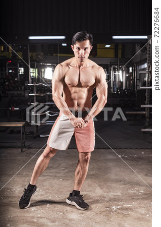 bodybuilder workout in fitness gym. bodybuilder workout in fitness gym. 72276684