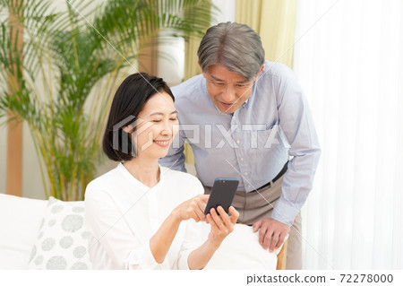 看智能手機的一對已婚夫婦 72278000