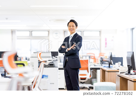 在辦公室工作的商人 72278102
