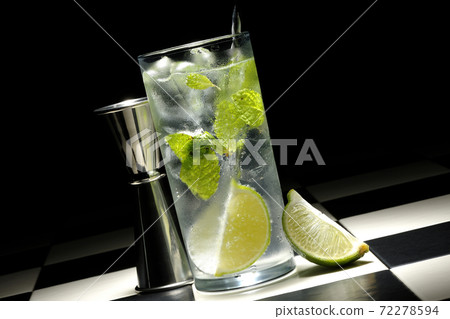 Add mint and lime and stir with a bar spoon to make a mojito. Add mint and lime and stir with a bar spoon to make a mojito. 72278594