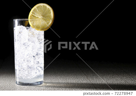 Lemon sour decorated with lemons cut into slices Lemon sour decorated with lemons cut into slices 72278947