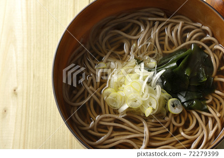 Simple kake soba topped with chopped green onions and wakame seaweed (overhead view) Simple kake soba topped with chopped green onions and wakame seaweed (overhead view) 72279399