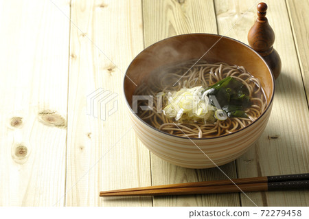 一個簡單的懸掛蕎麥麵,上面切碎的蔬菜和裙帶菜和一個葫蘆形的七味碗 一個簡單的懸掛蕎麥麵,上面切碎的蔬菜和裙帶菜和一個葫蘆形的七味碗 72279458