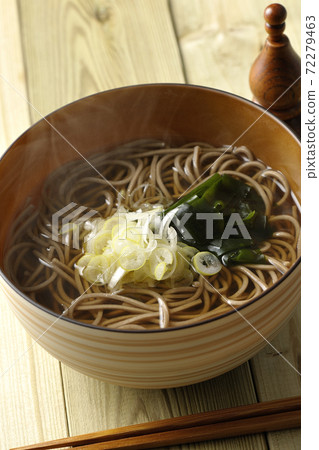 一個簡單的懸掛蕎麥麵，上面切碎的蔬菜和裙帶菜和一個葫蘆形的七味碗 72279463