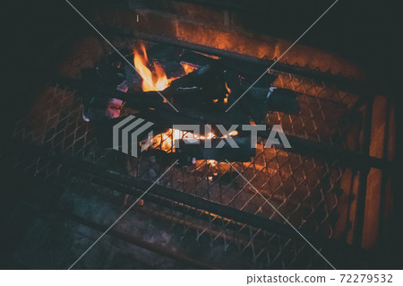 The barbecue is a fire starter 72279532
