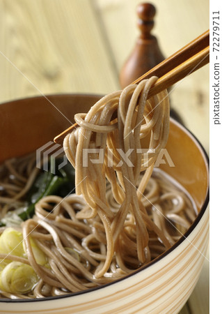 Eat simple kake soba topped with chopped green onions and wakame seaweed 72279711