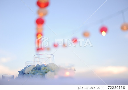 在落日的天空中漂浮的燈籠 72280138