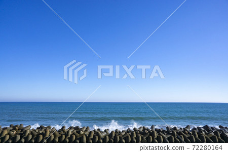Tetrapod on the beach and horizon 002 72280164