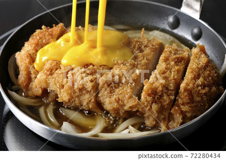 Boil cutlets and onions in a parent-child pot compatible with an IH cooking heater and close them with eggs. Boil cutlets and onions in a parent-child pot compatible with an IH cooking heater and close them with eggs. 72280434