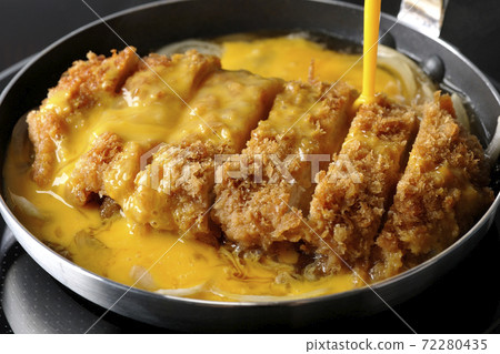 Boil cutlets and onions in a parent-child pot compatible with an IH cooking heater and close them with eggs. 72280435