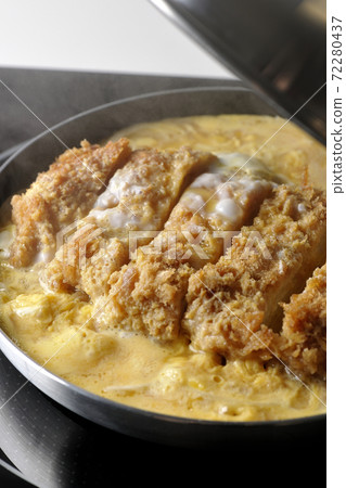 Boil cutlets and onions in a parent-child pot compatible with an IH cooking heater and close them with eggs. Boil cutlets and onions in a parent-child pot compatible with an IH cooking heater and close them with eggs. 72280437