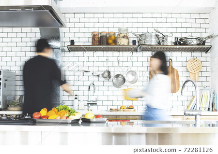 Woman preparing food in the kitchen Woman preparing food in the kitchen 72281126