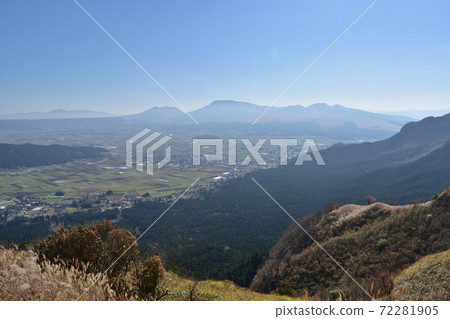 Sea of clouds in Aso seen from Sensuikyo [December] 72281905
