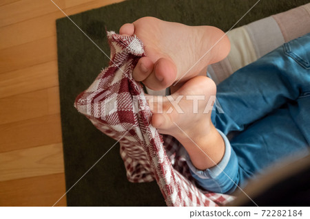 The habit of pinching a cloth between the toes The habit of pinching a cloth between the toes 72282184