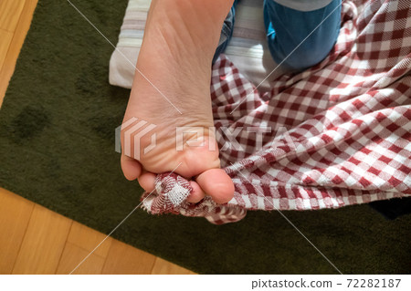 The habit of pinching a cloth between the toes The habit of pinching a cloth between the toes 72282187