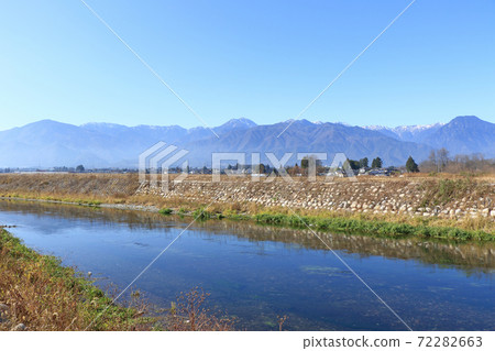 初冬的安zu野，萬歲河和北阿爾卑斯山 72282663