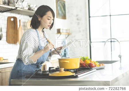 Woman making food in kitchen 72282766