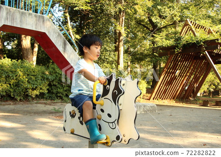 一個男孩在公園裡玩 一個男孩在公園裡玩 72282822