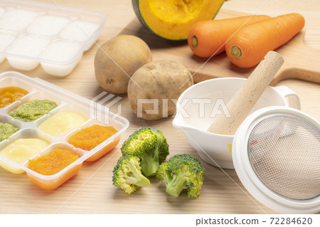 Freeze baby food in small portions 72284620