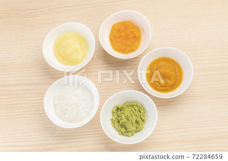 Making baby food 72284659