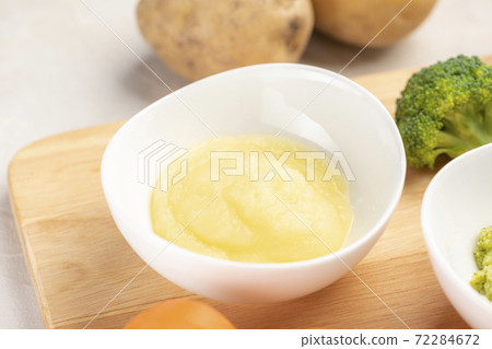 Making baby food 72284672
