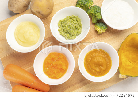 Making baby food 72284675