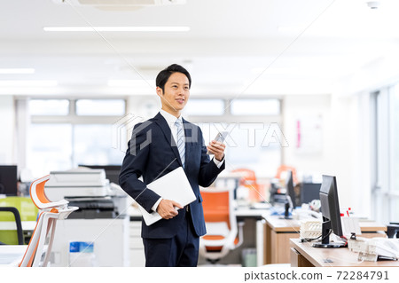 Business people working in the office 72284791