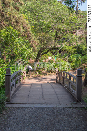 Wooden bridge in a Japanese garden (Sankeien Garden, Yokohama, Kanagawa Prefecture) 72285132