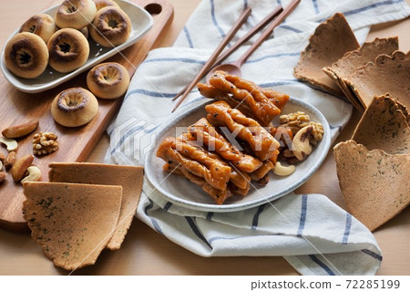 Korean traditional sweets, yakgwa and hangwa 72285199