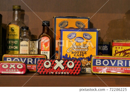 盒子和瓶糖果 72286225