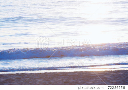 在早晨的陽光中的波浪 72286256