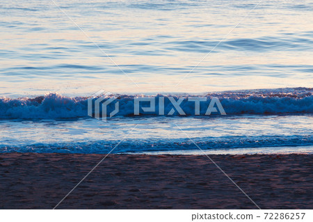在早晨的陽光中的波浪 在早晨的陽光中的波浪 72286257
