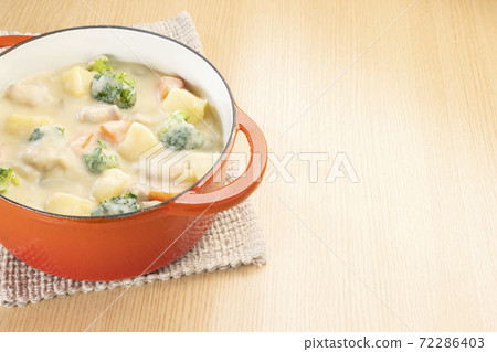 Warm cream stew 72286403