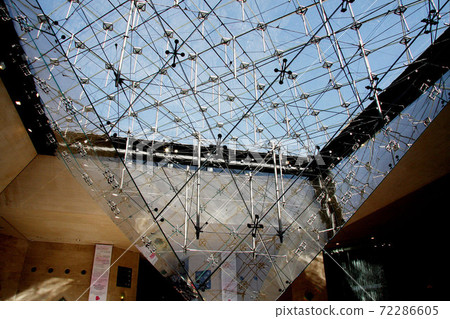 Paris Louvre Museum 72286605