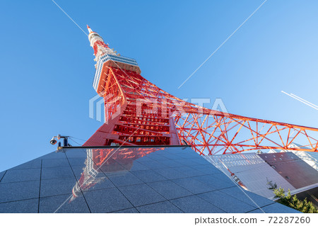 Urban scenery Blue sky and Tokyo Tower 72287260