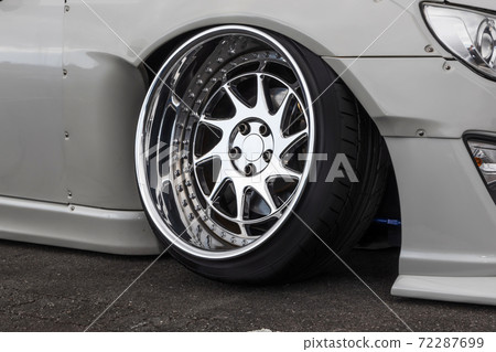 汽車的舊車輪 72287699