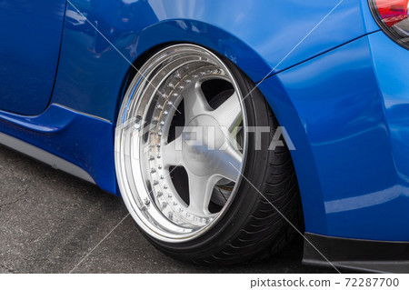 汽車的舊車輪 72287700