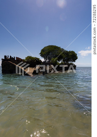 Wreck on Magnetic Island 72288295