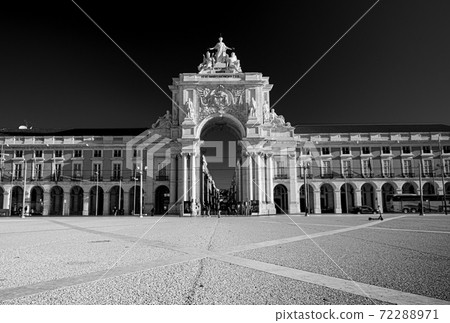 Rua Augusta Arch seen from Commerce Square in Lisbon, 72288971
