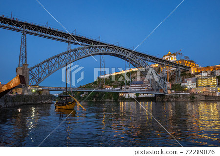 Luis I Bridge during evening twilight in Porto Portugal. Luis I Bridge during evening twilight in Porto Portugal. 72289076
