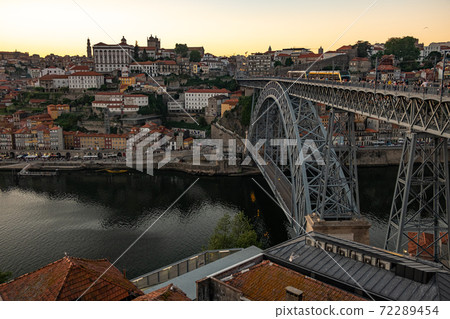 Tram and pedestrians cross the Ponte Luis in Porto 72289454