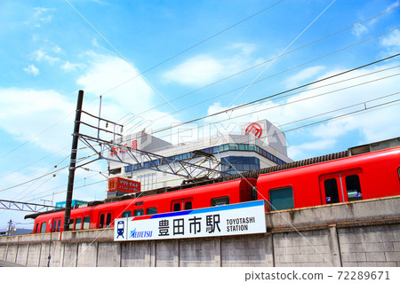 Scenery of the train and department store in front of the station, which stops at Toyotashi Station, Meitetsu Toyotashi Station 72289671