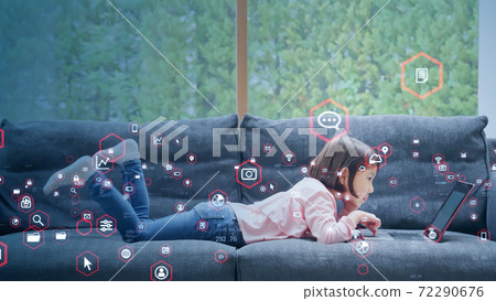 A girl using a personal computer 72290676