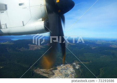 從飛行中的窗口查看螺旋槳飛機發動機 72291686