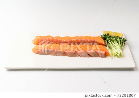 Salmon sashimi 72291807